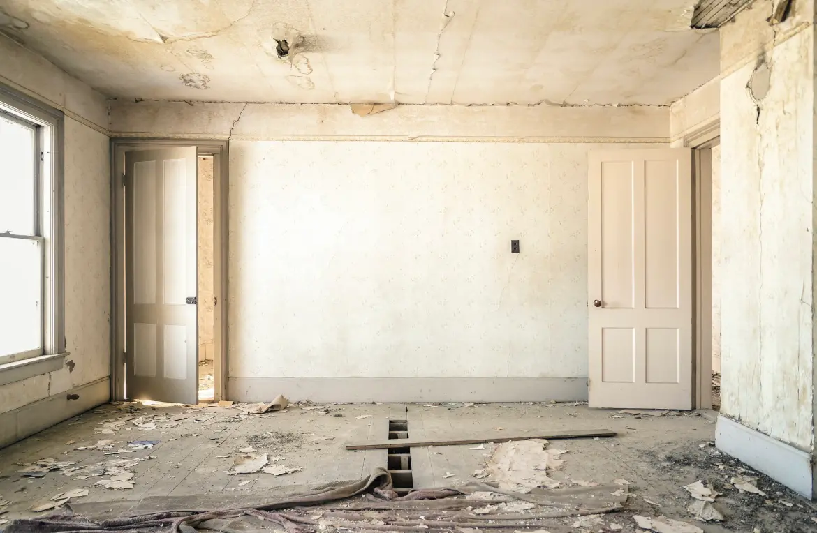 Waste disposal crew managing a cleanout project in Elgin